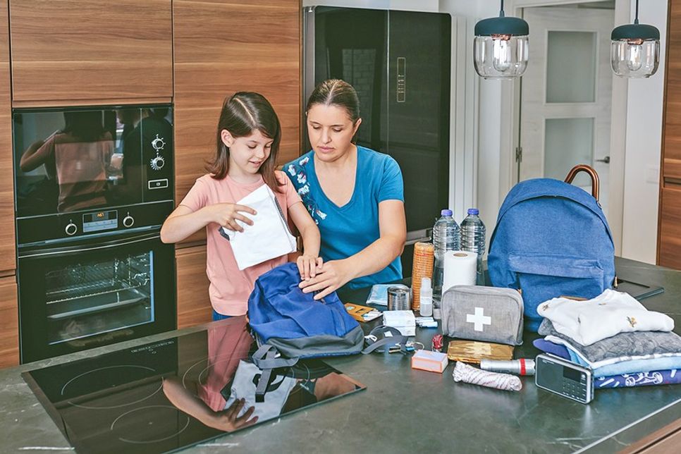 Gepackte Notfallrucksäcke sind griffbereit, wenn schnell evakuiert werden muss. Jedes Familienmitglied hat einen eigenen Rucksack und weiß, wo dieser aufbewahrt wird. Die Johanniter empfehlen, was alles hineingehört.