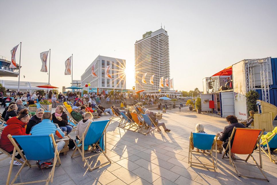 Das „Seebadkultur.Festival“ an den Strandterrassen in Travemünde lädt vom 15. bis 20. Mai wieder zum Verweilen ein.