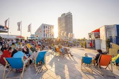 Das „Seebadkultur.Festival“ an den Strandterrassen in Travemünde lädt vom 15. bis 20. Mai wieder zum Verweilen ein.