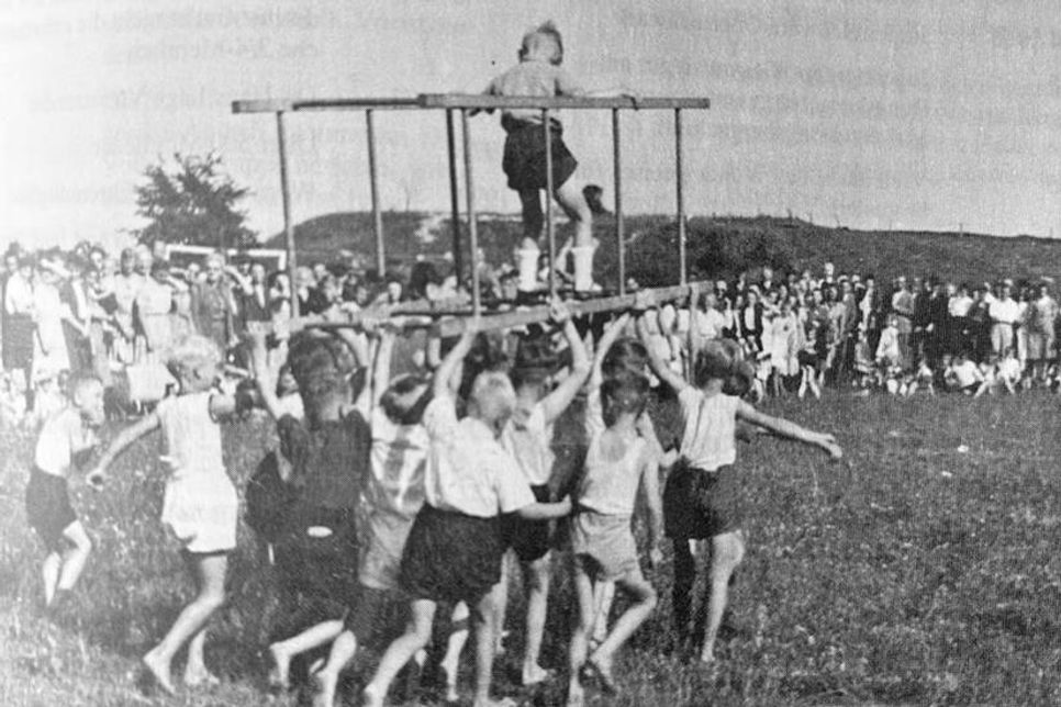 Dieses alte Bild zeigt: In Laboe wurde Sport schon früh gemeinsam und mit großer Begeisterung erlebt.