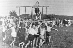 Dieses alte Bild zeigt: In Laboe wurde Sport schon früh gemeinsam und mit großer Begeisterung erlebt.