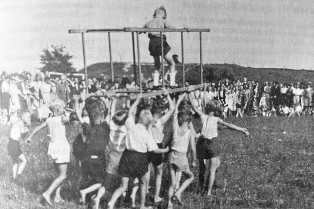 Dieses alte Bild zeigt: In Laboe wurde Sport schon früh gemeinsam und mit großer Begeisterung erlebt.