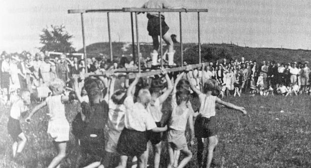 Dieses alte Bild zeigt: In Laboe wurde Sport schon früh gemeinsam und mit großer Begeisterung erlebt.