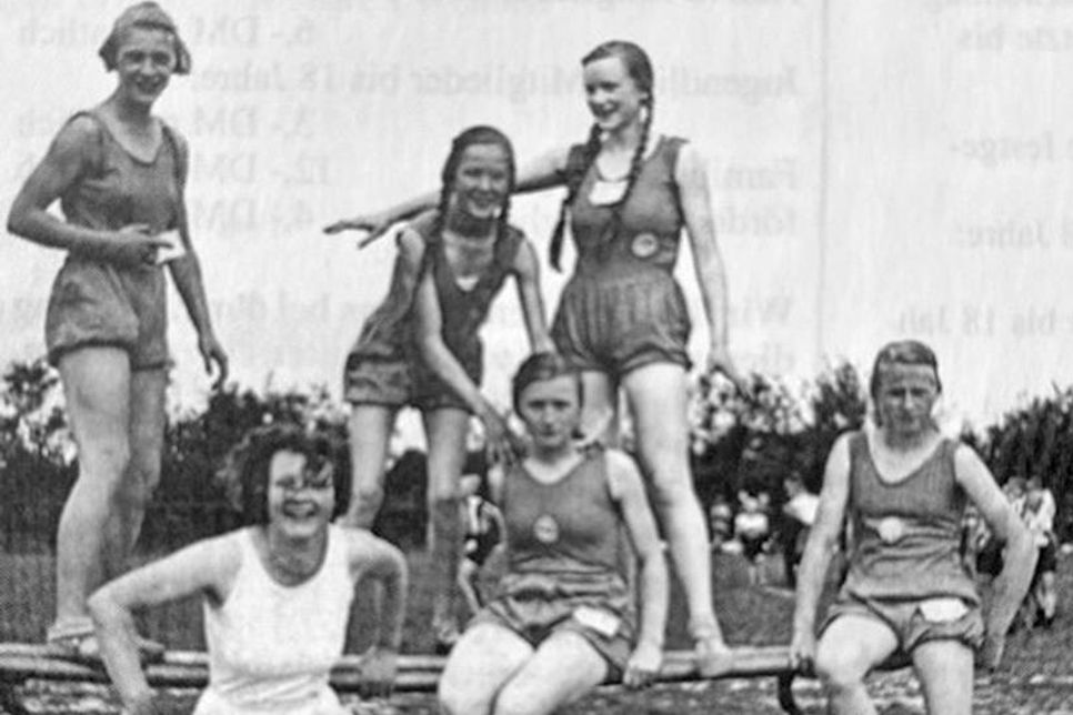 Eleganz am Barren ist keine Frage der Kleidung, wie dieses frühe Foto beweist.