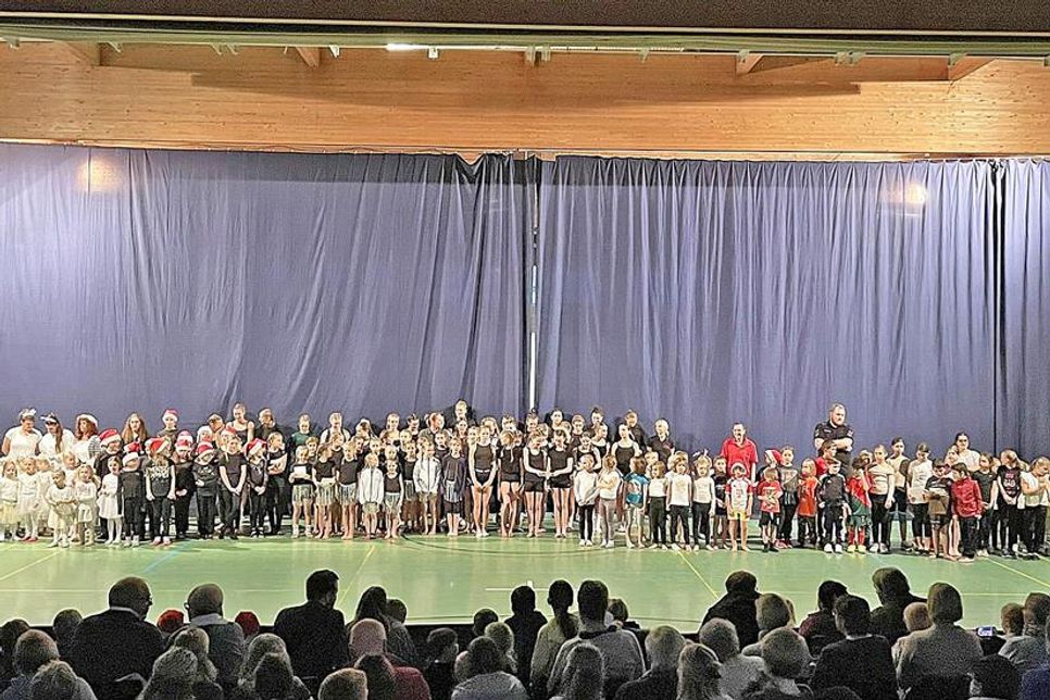 Publikumsmagnet Schauturnen: Seit Jahrzehnten zeigt der Nachwuchs sein Können vor mehreren Hundert Zuschauern in der Jenner Arp-Sporthalle.
