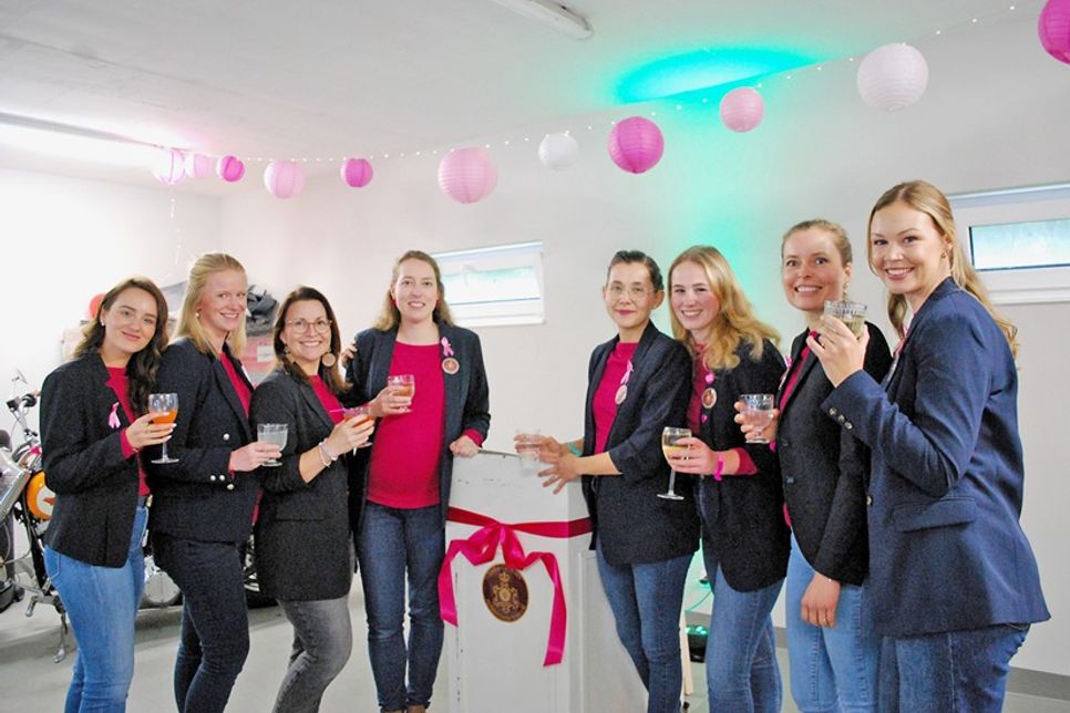 Der Ladies‘ Circle machte in einer Auktion auf das Thema Brustkrebs aufmerksam.