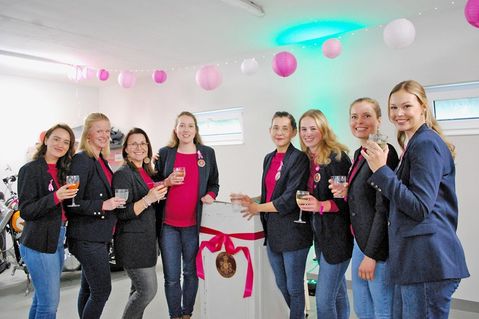 Der Ladies‘ Circle machte in einer Auktion auf das Thema Brustkrebs aufmerksam.