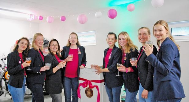 Der Ladies‘ Circle machte in einer Auktion auf das Thema Brustkrebs aufmerksam.