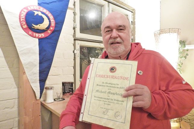 Michael Mosebach, ehemaliger Inhaber des Angel-Fachgeschäftes, erhielt die EAV-Vereinsehrennadel für seine langjährigen besonderen Verdienste.