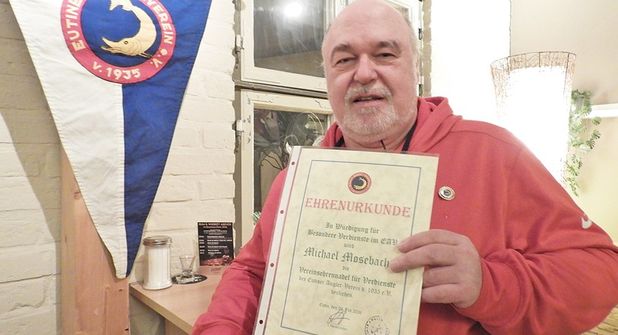 Michael Mosebach, ehemaliger Inhaber des Angel-Fachgeschäftes, erhielt die EAV-Vereinsehrennadel für seine langjährigen besonderen Verdienste.
