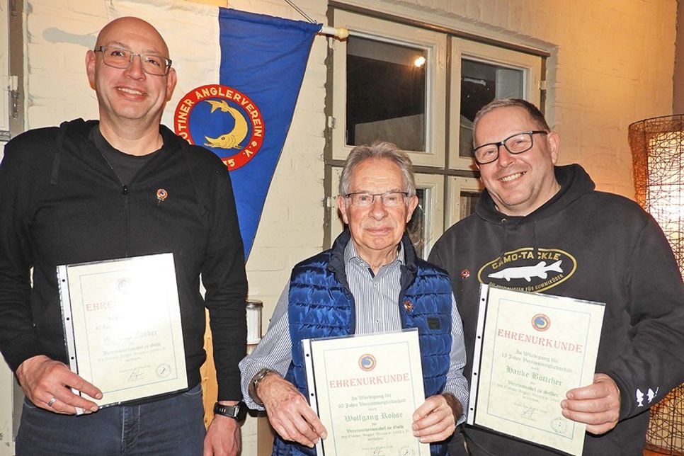 Sie wurden für treue Mitgliedschaft ausgezeichnet (von links): Markus Zander (40 Jahre), Wolfgang Rohse (60 Jahre) und Hauke Böttcher (15 Jahre).