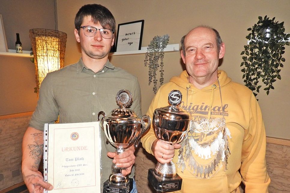Erfolgreich: Joachim Balszunat (r.) trägt die Kette des Anglerkönigs und Tom Plath wurde für seine sportlichen Leistungen ausgezeichnet.