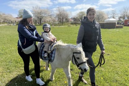 Für viel Freude sorgte das Ponyreiten über die Frühlingswiese.