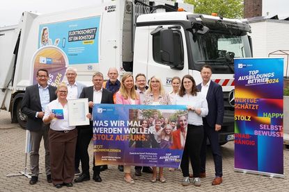 Am Tag der Preisverleihung waren die Vertreter und Vertreterinnen der IHK Lübeck in großer Zahl erschienen. Darunter auch Lars Schöning (lks.), Hauptgeschäftsführer der IHK zu Lübeck, der die Urkunde an Verbandsvorsteher Frank Spreckels (4. v. lks.) übergab.