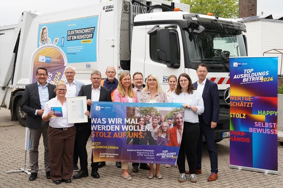 Am Tag der Preisverleihung waren die Vertreter und Vertreterinnen der IHK Lübeck in großer Zahl erschienen. Darunter auch Lars Schöning (lks.), Hauptgeschäftsführer der IHK zu Lübeck, der die Urkunde an Verbandsvorsteher Frank Spreckels (4. v. lks.) übergab.