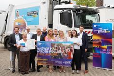 Am Tag der Preisverleihung waren die Vertreter und Vertreterinnen der IHK Lübeck in großer Zahl erschienen. Darunter auch Lars Schöning (lks.), Hauptgeschäftsführer der IHK zu Lübeck, der die Urkunde an Verbandsvorsteher Frank Spreckels (4. v. lks.) übergab.