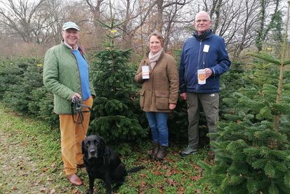 Nikolaus Tiling von der Tafel Neustadt (re.) freut sich über die Unterstützung durch Philipp von Polier und seiner Lebensgefährtin Petra Langecker. (Foto: Jabs)