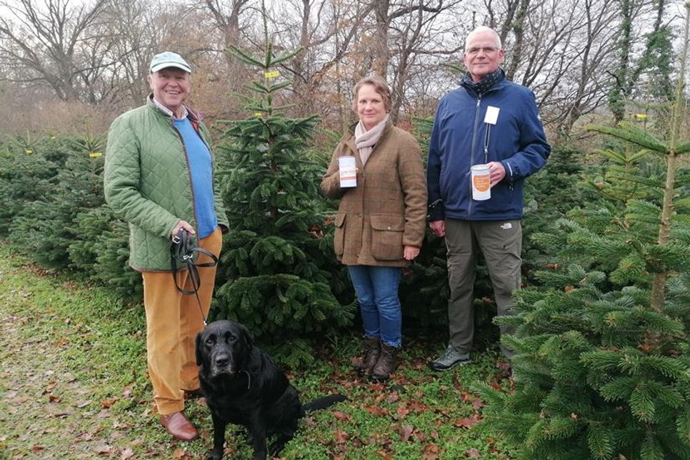 Nikolaus Tiling von der Tafel Neustadt (re.) freut sich über die Unterstützung durch Philipp von Polier und seiner Lebensgefährtin Petra Langecker. (Foto: Jabs)