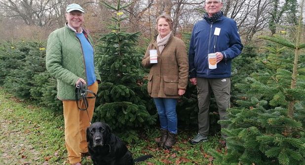 Nikolaus Tiling von der Tafel Neustadt (re.) freut sich über die Unterstützung durch Philipp von Polier und seiner Lebensgefährtin Petra Langecker. (Foto: Jabs)