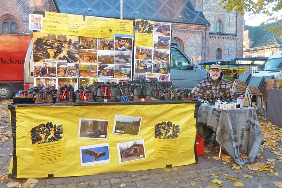 Im Frühjahr geht es wieder los: Auf dem Plöner Wochenmarkt an der Nikolaikirche ist Fernglas Doktor Alfred Blockhaus in den warmen Monaten regelmäßig anzutreffen.