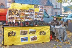 Im Frühjahr geht es wieder los: Auf dem Plöner Wochenmarkt an der Nikolaikirche ist Fernglas Doktor Alfred Blockhaus in den warmen Monaten regelmäßig anzutreffen.