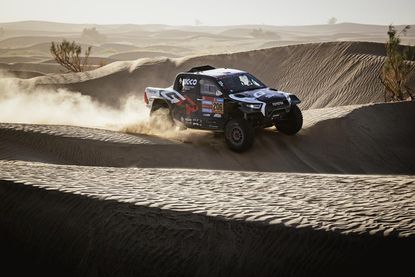 Giniel de Villiers/Dirk von Zitzewitz haben nach dem gestrigen Frontalunfall wieder zurück in den Rallye-Dakar-Rhythmus gefunden.