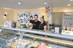 Die Inhaber Cesar Augusto Costa de Brida und Gabrielli Marques Belina mit ihrem Sohn. Das Eiscafé in der Brückstraße soll ein beliebter Treffpunkt für Einheimische und Gäste werden.