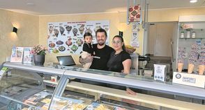 Die Inhaber Cesar Augusto Costa de Brida und Gabrielli Marques Belina mit ihrem Sohn. Das Eiscafé in der Brückstraße soll ein beliebter Treffpunkt für Einheimische und Gäste werden.