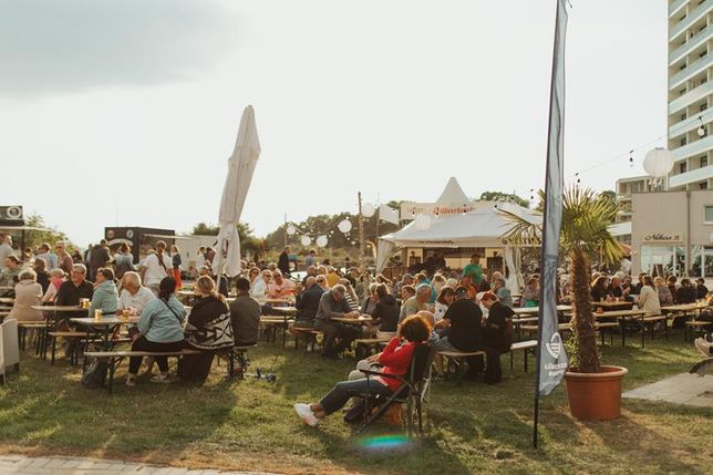 Feiern und genießen beim Promenadenfest. (Foto: www.luebecker-bucht-ostsee.de)