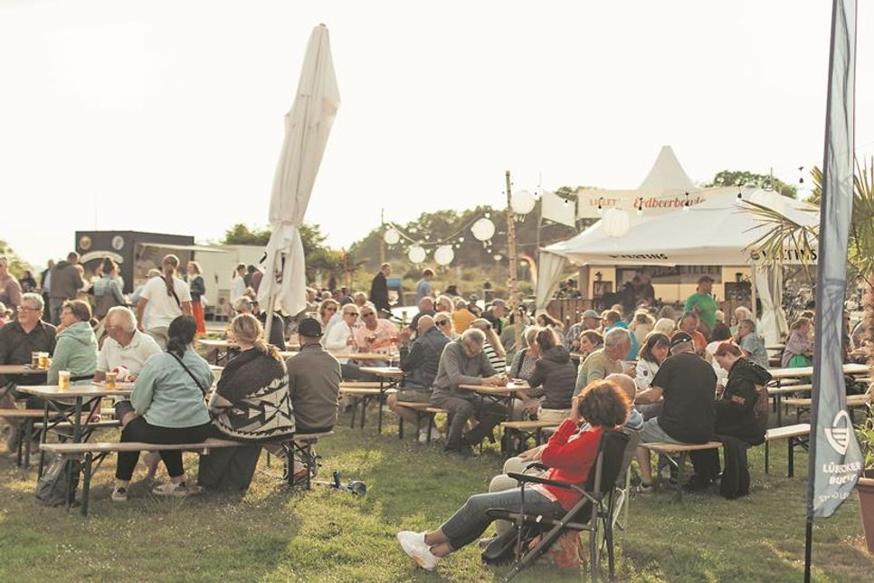Feiern und genießen beim Promenadenfest. (Foto: www.luebecker-bucht-ostsee.de)