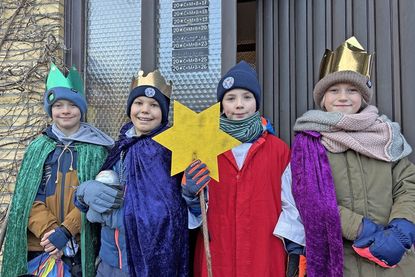Piet Schmeling, Johan Henze, Lucas Nathan und Lotta Brammer (v.l.) überbrachten Segenswünsche und sammelten Spenden.
