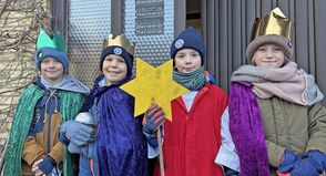 Piet Schmeling, Johan Henze, Lucas Nathan und Lotta Brammer (v.l.) überbrachten Segenswünsche und sammelten Spenden.