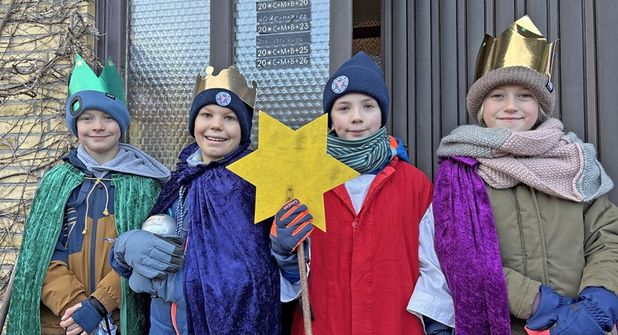 Piet Schmeling, Johan Henze, Lucas Nathan und Lotta Brammer (v.l.) überbrachten Segenswünsche und sammelten Spenden.