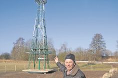 Thorsten Lorenzen, Geschäftsführer des Wasser- und Bodenverbandes Neustädter Binnenwasser, zeigt auf die Windwasserpumpe, die seit dem 28. November 2025 in Betrieb ist.