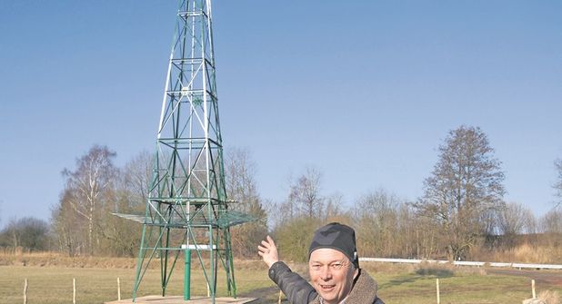 Thorsten Lorenzen, Geschäftsführer des Wasser- und Bodenverbandes Neustädter Binnenwasser, zeigt auf die Windwasserpumpe, die seit dem 28. November 2025 in Betrieb ist.