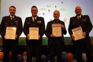 Reise durch die Vergangenheit. Eine Dankeschön-Urkunde an die ehemaligen Jugendfeuerwehrwarte Fynn Kiklaas Lull (2022 bis 2024), Alexander Wengelweski (2009 bis 2013), Lothar Roth (1988 bis 1989, kommissarisch), und Florian Jaekel (1997 bis 2001); (v. lks.).