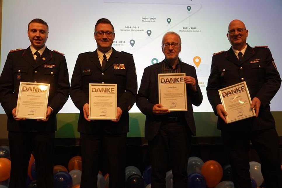 Reise durch die Vergangenheit. Eine Dankeschön-Urkunde an die ehemaligen Jugendfeuerwehrwarte Fynn Kiklaas Lull (2022 bis 2024), Alexander Wengelweski (2009 bis 2013), Lothar Roth (1988 bis 1989, kommissarisch), und Florian Jaekel (1997 bis 2001); (v. lks.).