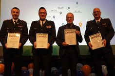 Reise durch die Vergangenheit. Eine Dankeschön-Urkunde an die ehemaligen Jugendfeuerwehrwarte Fynn Kiklaas Lull (2022 bis 2024), Alexander Wengelweski (2009 bis 2013), Lothar Roth (1988 bis 1989, kommissarisch), und Florian Jaekel (1997 bis 2001); (v. lks.).