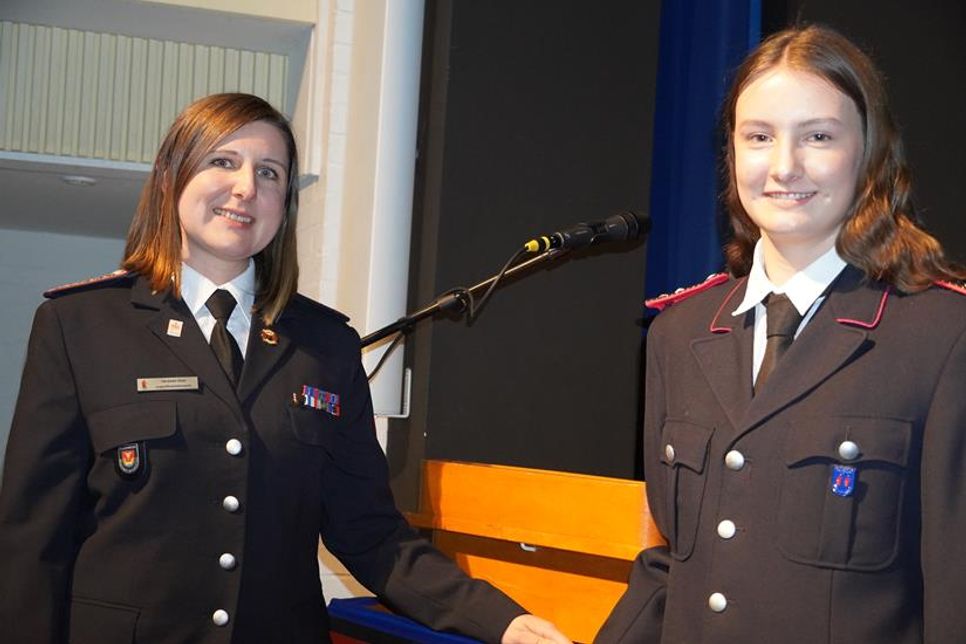 Die Gastgeberinnen vom Jubiläumskommers: Vanessa Gisa (lks.) und Lena Breede.