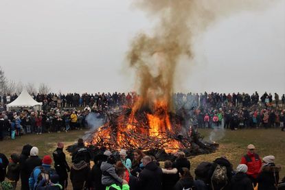 Am Lensterstrand, in Guttau und in Brenkenhagen werden die Osterfeuer entzündet.
