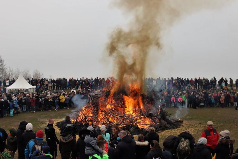 Am Lensterstrand, in Guttau und in Brenkenhagen werden die Osterfeuer entzündet.