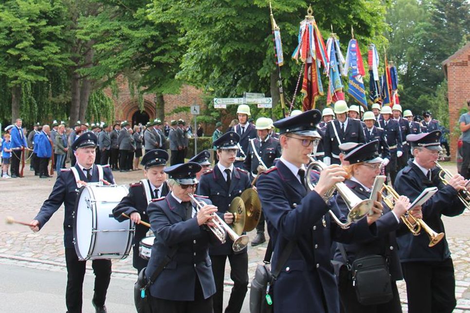Der Umzug wird von Musikzügen und zahlreiche Fahnenabordnungen begleitet.