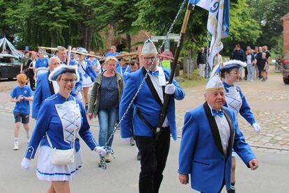 Der Festumzug startet auf dem Kirchplatz vor der Basilika und führt durch Altenkrempe und Hasselburg