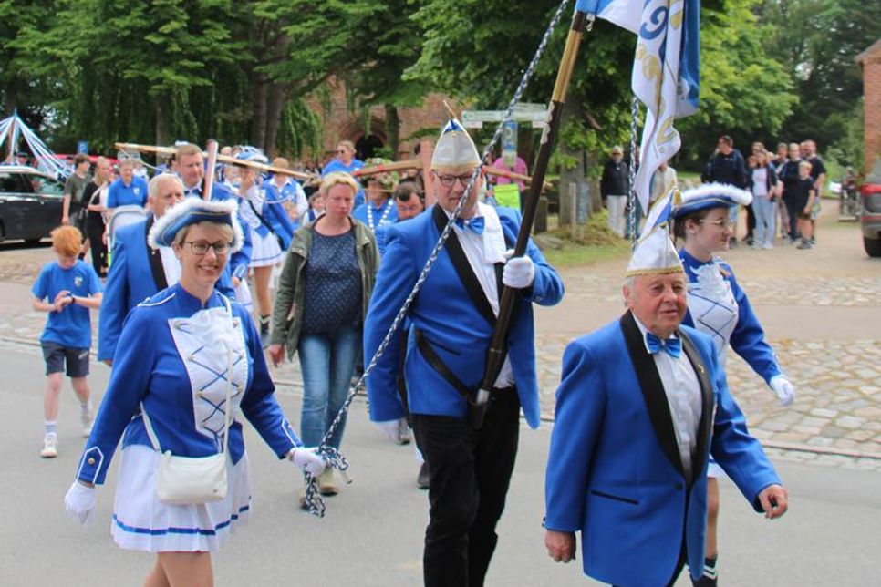 Der Festumzug startet auf dem Kirchplatz vor der Basilika und führt durch Altenkrempe und Hasselburg