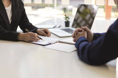 Die Frage nach den Bestattungskosten sollte von Beginn an geklärt und schriftlich festgehalten werden.