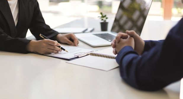 Die Frage nach den Bestattungskosten sollte von Beginn an geklärt und schriftlich festgehalten werden.