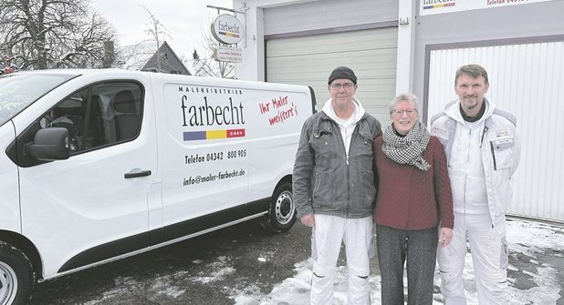 Gehen gut aufgestellt ins Jubiläumsjahr 2026 (von links): Malermeister Thomas Grap, Betriebswirtin Ute Brüning und Malermeister Arne Thede.