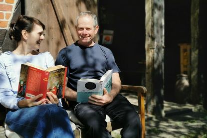Laura und Thomas Dannenberg genießen das sonnige Wetter mit einem guten Buch aus der neuen Bücherscheune.