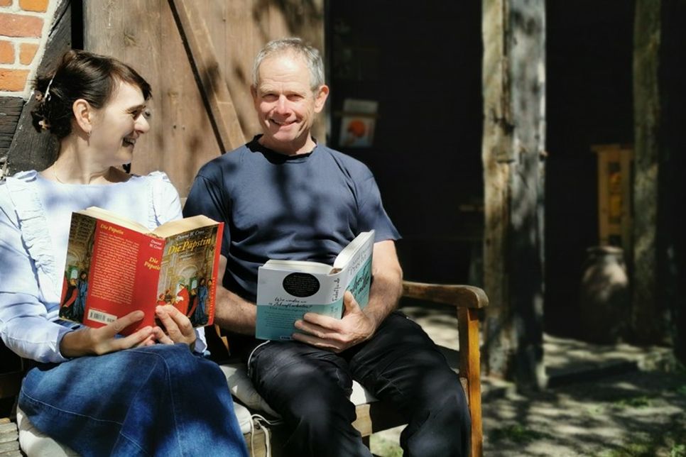 Laura und Thomas Dannenberg genießen das sonnige Wetter mit einem guten Buch aus der neuen Bücherscheune.