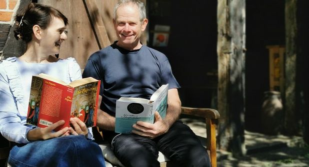Laura und Thomas Dannenberg genießen das sonnige Wetter mit einem guten Buch aus der neuen Bücherscheune.